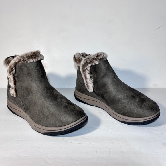 Clarks Cloudsteppers Breeze Fur Faux Fur Slip-On Boots - Picture 4 of 7